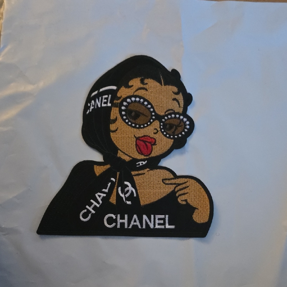 CHANEL Fashionable Cartoon Patch in Black and Tan